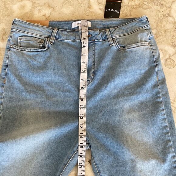 NWT Forever 21 Sculpted High Rise Skinny Light Wash Distressed Jeans - Picture 13 of 14